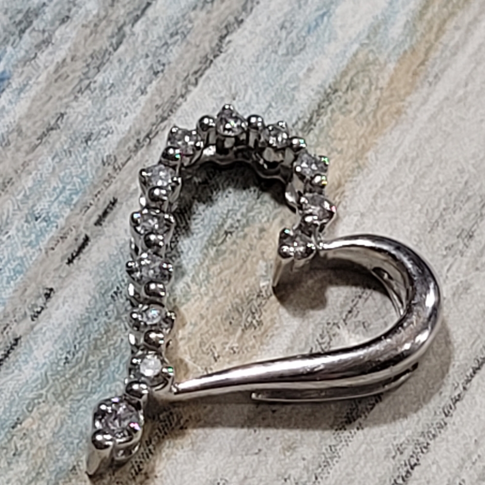 10K White Gold Open Heart Pendant. - Picture 9 of 9